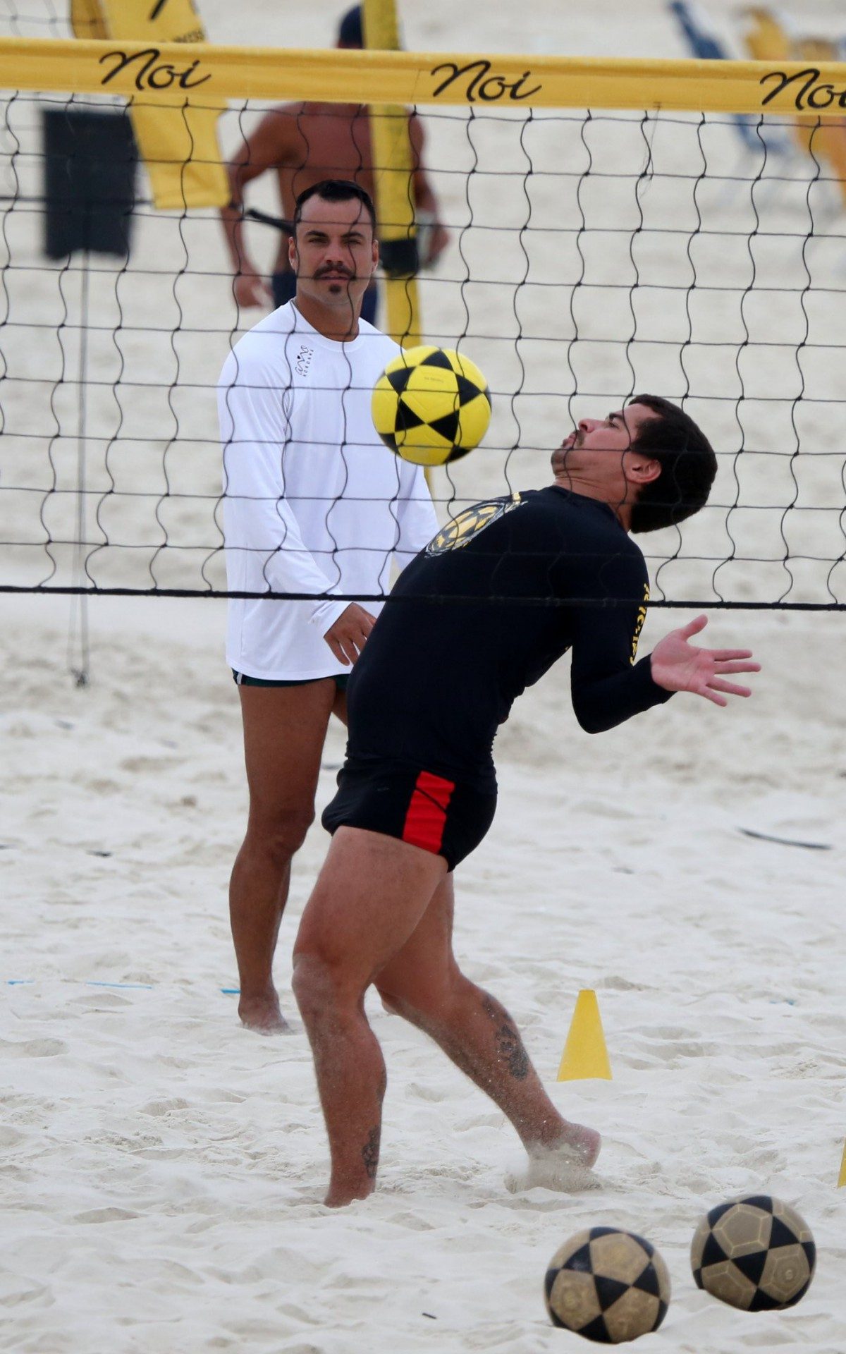 Thiago Martins joga futevôlei na Praia da Barra da Tijuca, na Zona Oeste do Rio