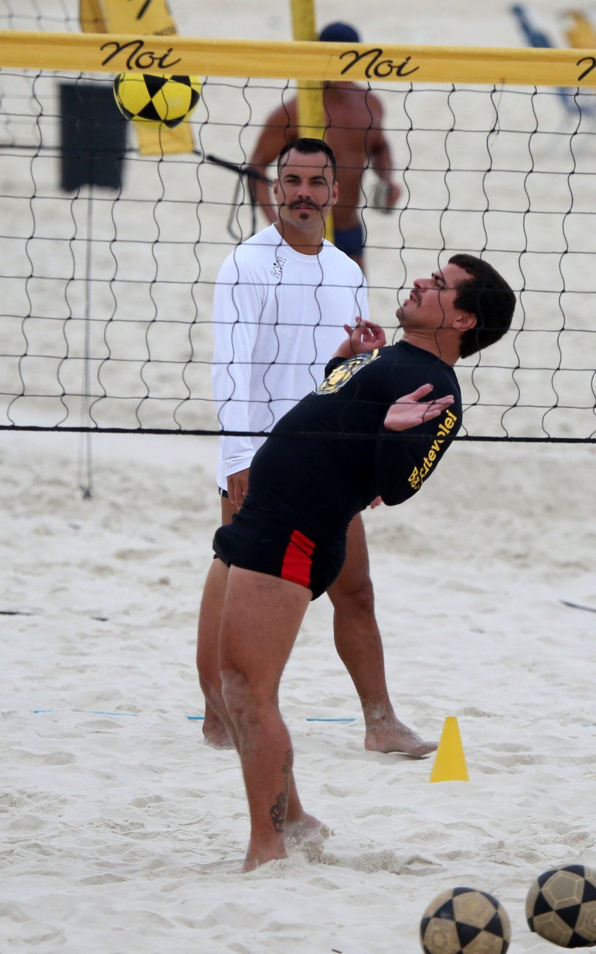 Thiago Martins joga futevôlei na Praia da Barra da Tijuca, na Zona Oeste do Rio