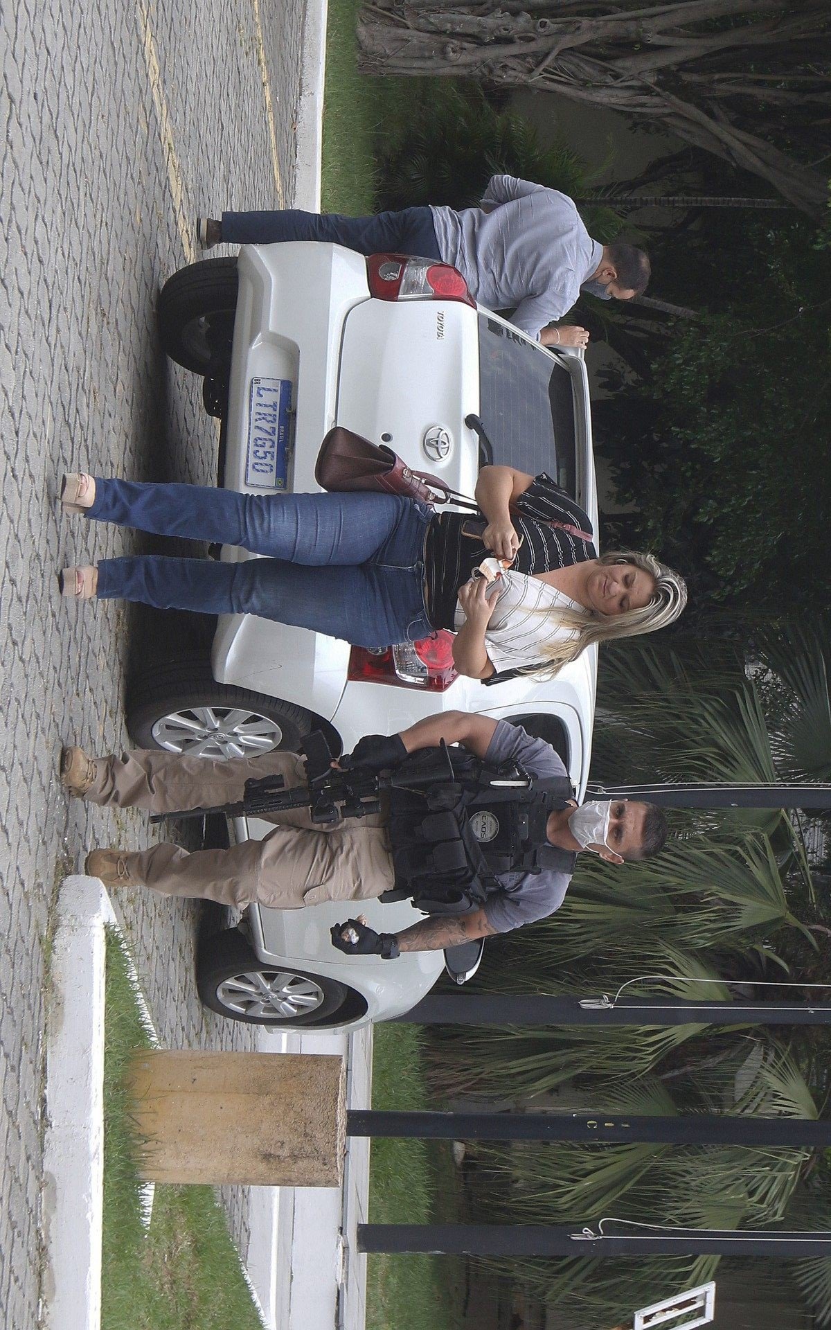 Pilicia - Opera&ccedil;ao Cegueira Deliberada, da Policia Civil, que mira receptadores de cargas de aparelhos eletronicos roubados no Rio. A opera&ccedil;ao cumpre 26 mandados de prisoes e busca e apreensoes em varios bairros do Rio e na cidade de Volta Redonda, no Sul fluminense, apos dois meses de investiga&ccedil;ao sobre roubos de cargas, especificamente de aparelhos celulares de ultima gera&ccedil;ao. Na foto, Carminha Jerominho, chegando a Cidade da Policia, no Jacare, zona norte do Rio.