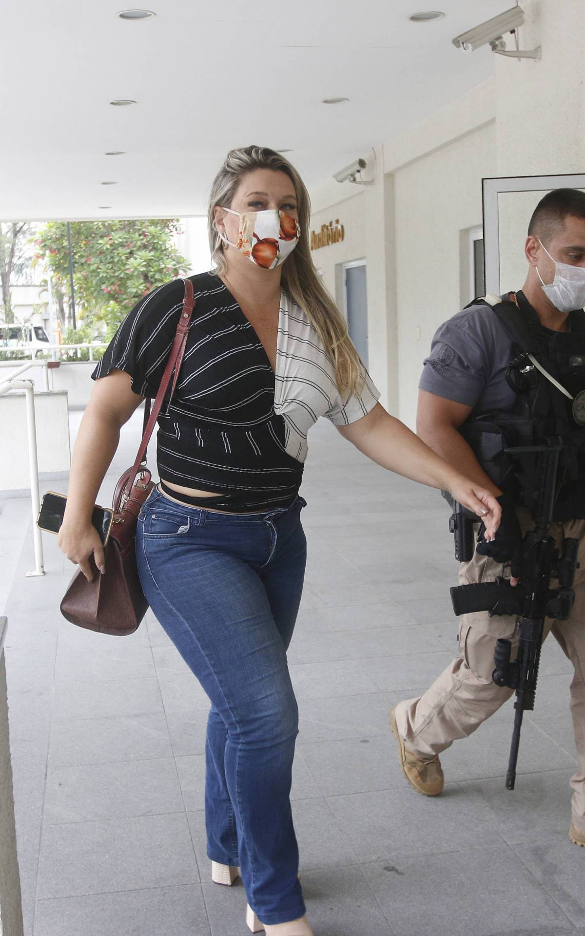 Pilicia - Operaçao Cegueira Deliberada, da Policia Civil, que mira receptadores de cargas de aparelhos eletronicos roubados no Rio. A operaçao cumpre 26 mandados de prisoes e busca e apreensoes em varios bairros do Rio e na cidade de Volta Redonda, no Sul fluminense, apos dois meses de investigaçao sobre roubos de cargas, especificamente de aparelhos celulares de ultima geraçao. Na foto, Carminha Jerominho, chegando a Cidade da Policia, no Jacare, zona norte do Rio.