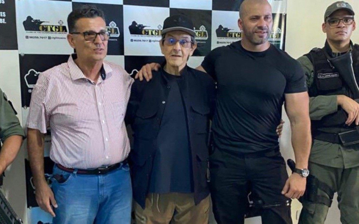 Roberto Jefferson, presidente do PTB, anuncia em seu twitter a filiação de Daniel Silveira realizada na cadeia - Reproduão Twitter