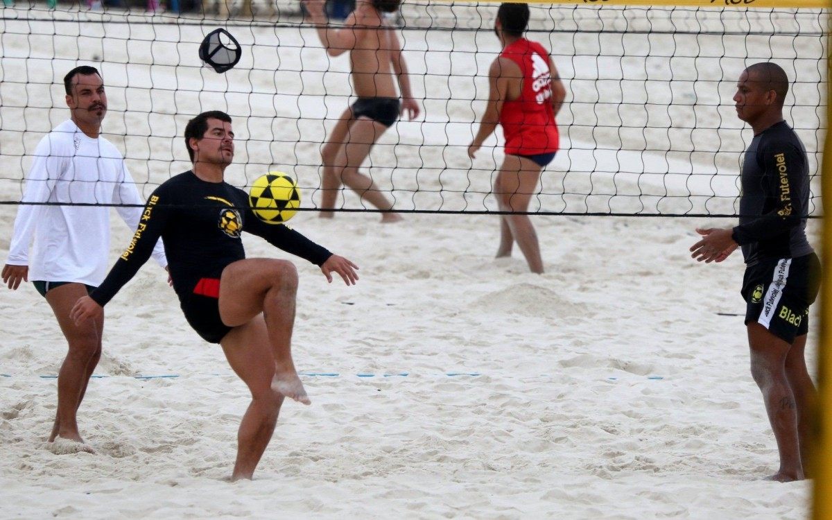 Thiago Martins joga futevôlei na Praia da Barra da Tijuca, na Zona Oeste do Rio