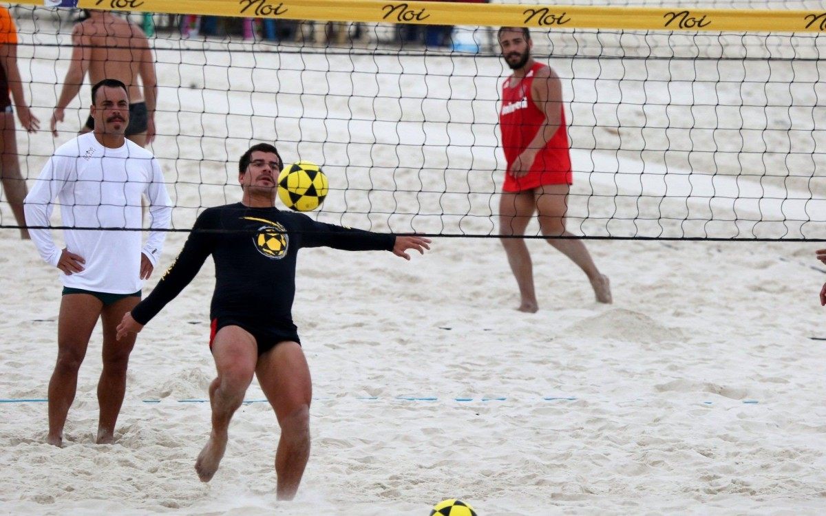 Thiago Martins joga futevôlei na Praia da Barra da Tijuca, na Zona Oeste do Rio