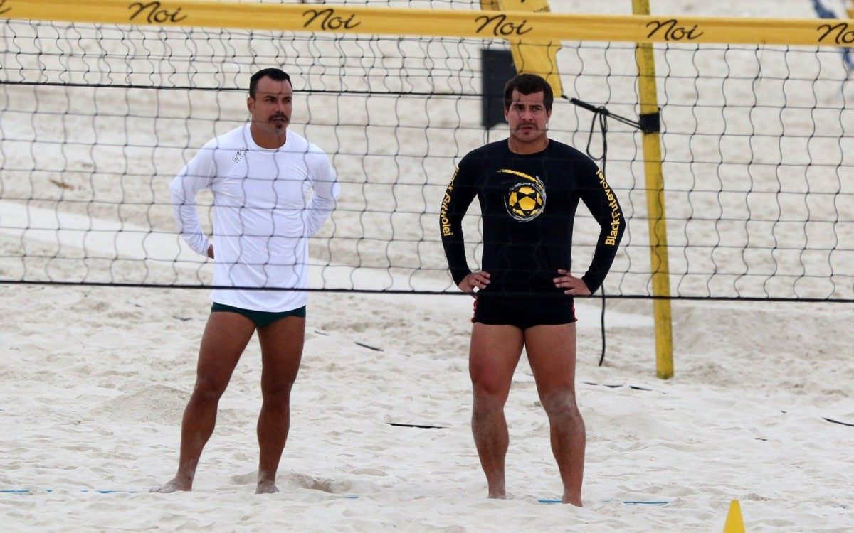 Thiago Martins joga futevôlei na Praia da Barra da Tijuca, na Zona Oeste do Rio
