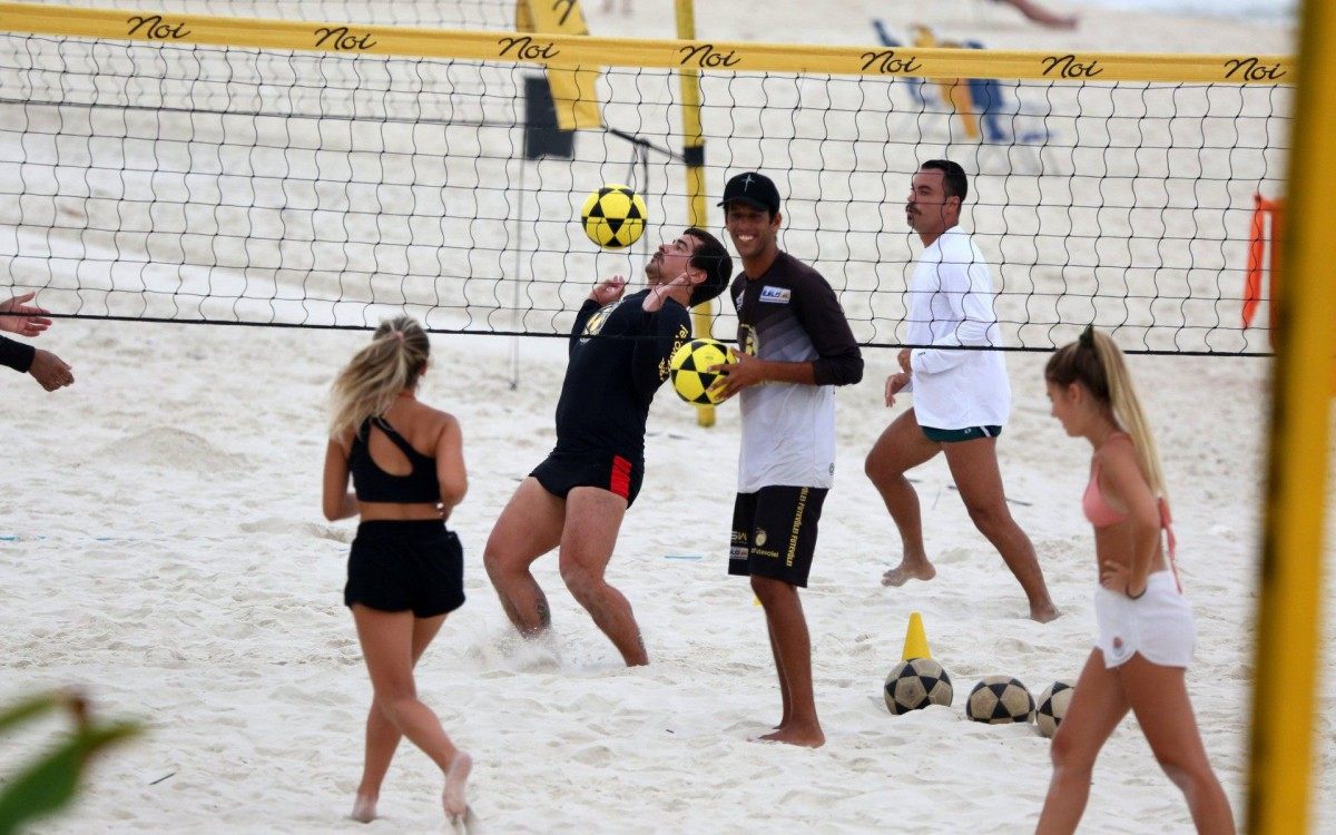 Thiago Martins joga futev&ocirc;lei na Praia da Barra da Tijuca, na Zona Oeste do Rio