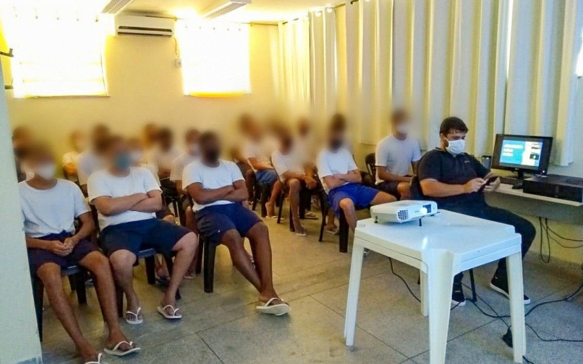 Medalhista da seleção brasileira de vôlei participa de encontro com internos do Cense Volta Redonda