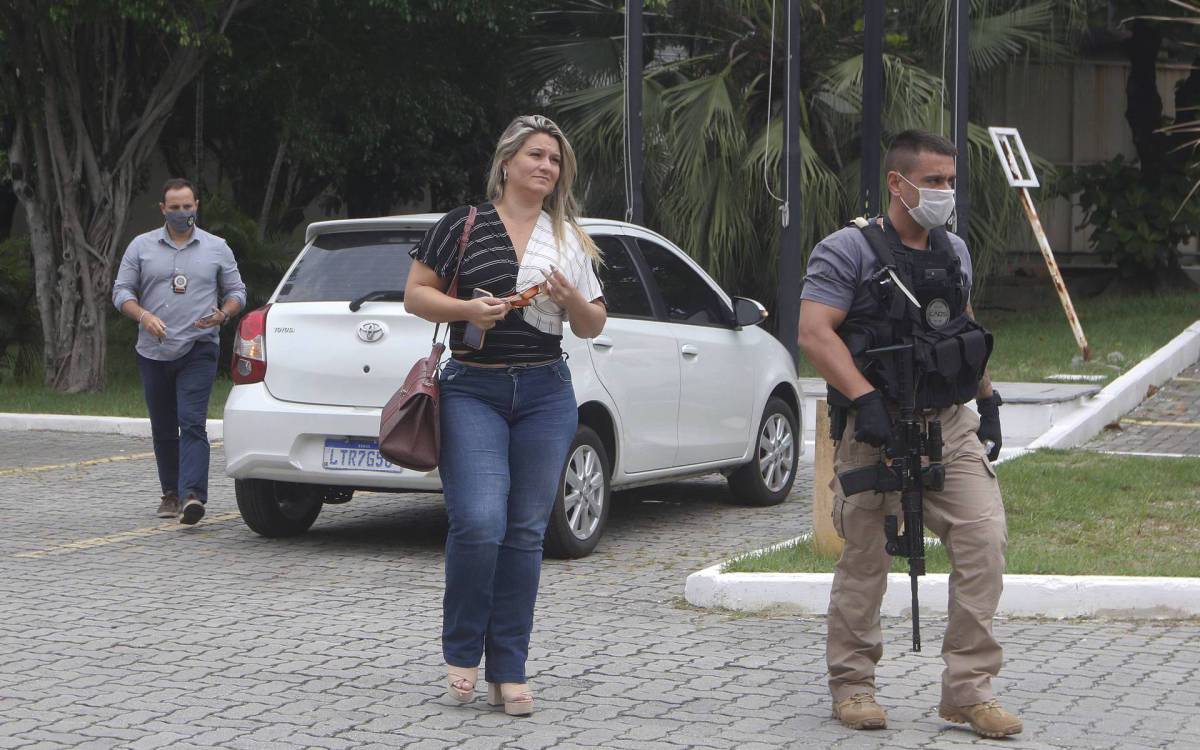 Pilicia - Operaçao Cegueira Deliberada, da Policia Civil, que mira receptadores de cargas de aparelhos eletronicos roubados no Rio. A operaçao cumpre 26 mandados de prisoes e busca e apreensoes em varios bairros do Rio e na cidade de Volta Redonda, no Sul fluminense, apos dois meses de investigaçao sobre roubos de cargas, especificamente de aparelhos celulares de ultima geraçao. Na foto, Carminha Jerominho, chegando a Cidade da Policia, no Jacare, zona norte do Rio. - Reginaldo Pimenta / Agencia O Dia