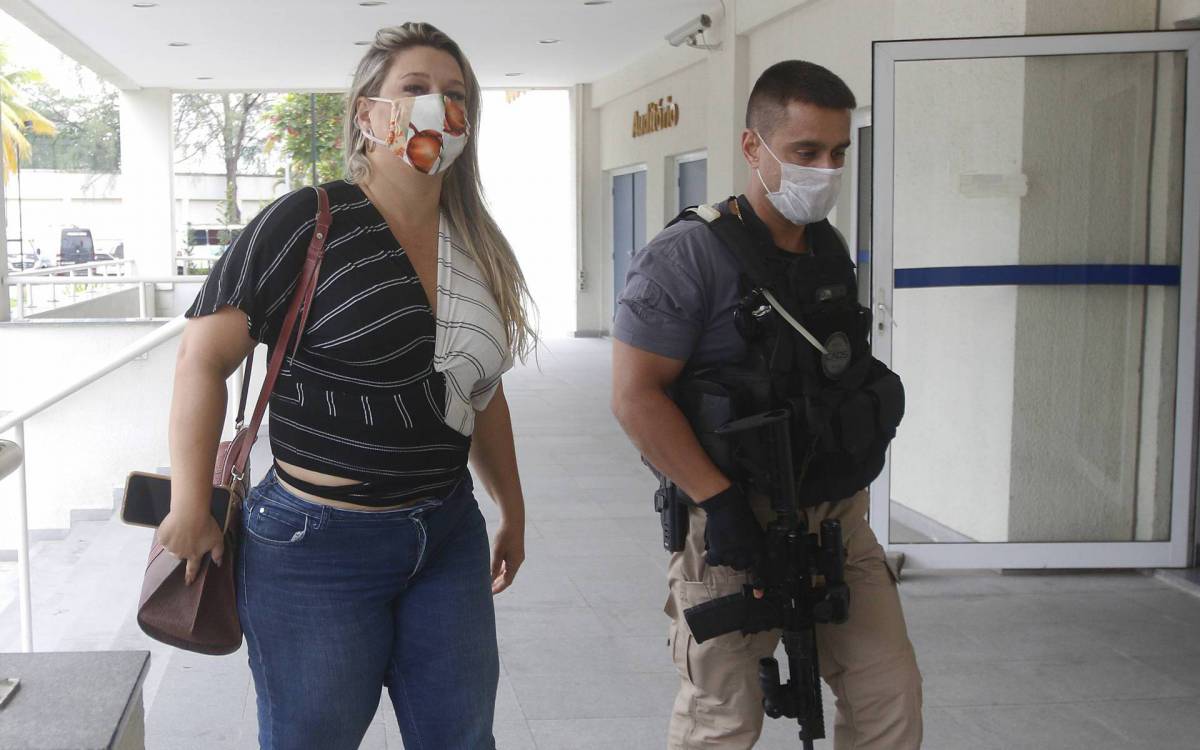 Pilicia - Operaçao Cegueira Deliberada, da Policia Civil, que mira receptadores de cargas de aparelhos eletronicos roubados no Rio. A operaçao cumpre 26 mandados de prisoes e busca e apreensoes em varios bairros do Rio e na cidade de Volta Redonda, no Sul fluminense, apos dois meses de investigaçao sobre roubos de cargas, especificamente de aparelhos celulares de ultima geraçao. Na foto, Carminha Jerominho, chegando a Cidade da Policia, no Jacare, zona norte do Rio.