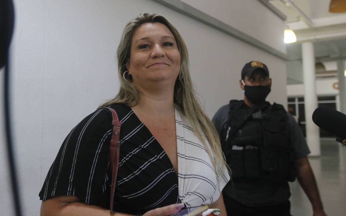 Pilicia - Opera&ccedil;ao Cegueira Deliberada, da Policia Civil, que mira receptadores de cargas de aparelhos eletronicos roubados no Rio. A opera&ccedil;ao cumpre 26 mandados de prisoes e busca e apreensoes em varios bairros do Rio e na cidade de Volta Redonda, no Sul fluminense, apos dois meses de investiga&ccedil;ao sobre roubos de cargas, especificamente de aparelhos celulares de ultima gera&ccedil;ao. Na foto, Carminha Jerominho, chegando a Cidade da Policia, no Jacare, zona norte do Rio.