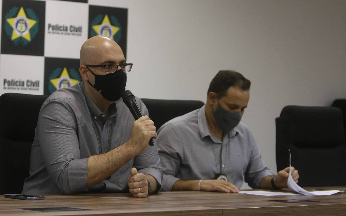 Pilicia - Opera&ccedil;ao Cegueira Deliberada, da Policia Civil, que mira receptadores de cargas de aparelhos eletronicos roubados no Rio. A opera&ccedil;ao cumpre 26 mandados de prisoes e busca e apreensoes em varios bairros do Rio e na cidade de Volta Redonda, no Sul fluminense, apos dois meses de investiga&ccedil;ao sobre roubos de cargas, especificamente de aparelhos celulares de ultima gera&ccedil;ao. Na foto, coletiva de imprensa, com os delegados, Felipe Cury, de oculos a esquerda e Vinicius Domingos.