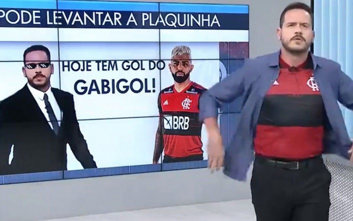 Alexandre Kapiche mostra camisa do Flamengo ao encerrar o 