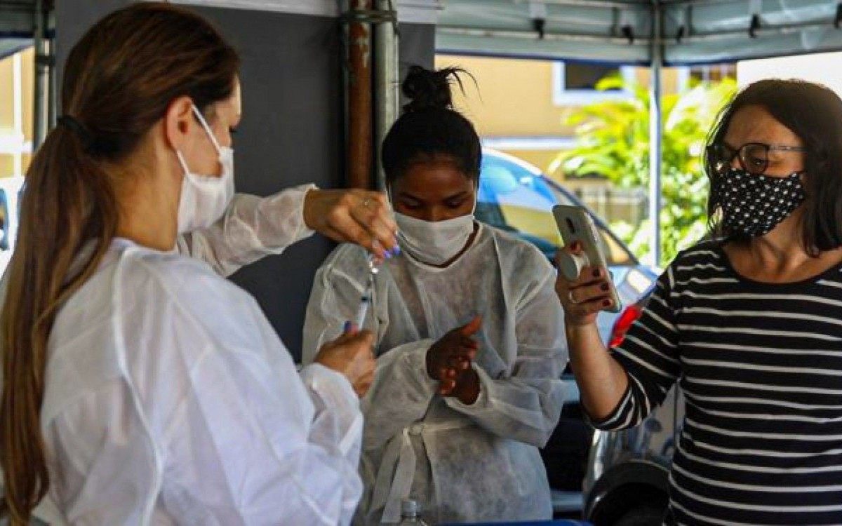 Processo de preparo e inoculação da vacina pode ser filmado por acompanhantes nos postos de vacinação