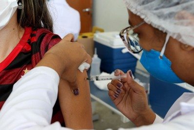 Profissionais da saúde de Macaé recebem segunda dose da Coronavac