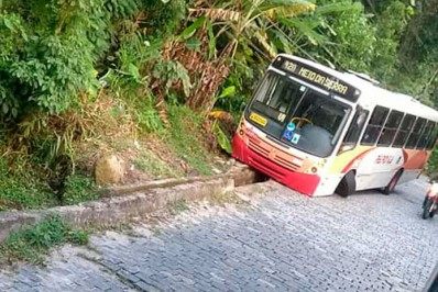 Ônibus da Petro Ita perde a roda no trajeto da Serra Velha