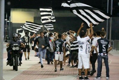 Cauã Reymond grava cenas de novela na Zona Norte do Rio
