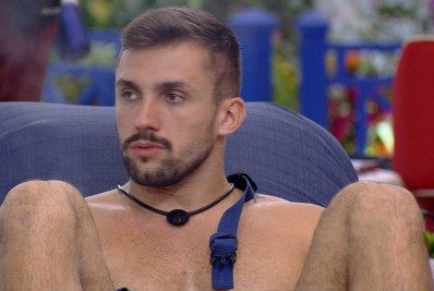 'Não me vejo em um relacionamento', dispara Arthur