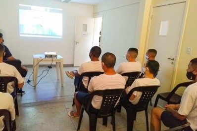 Internos do Degase de Volta Redonda participam de videoconferência com ex-atleta de vôlei