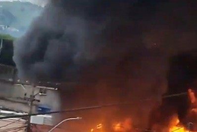 Ônibus é incendiado após confronto entre PMs e traficantes em Belford Roxo