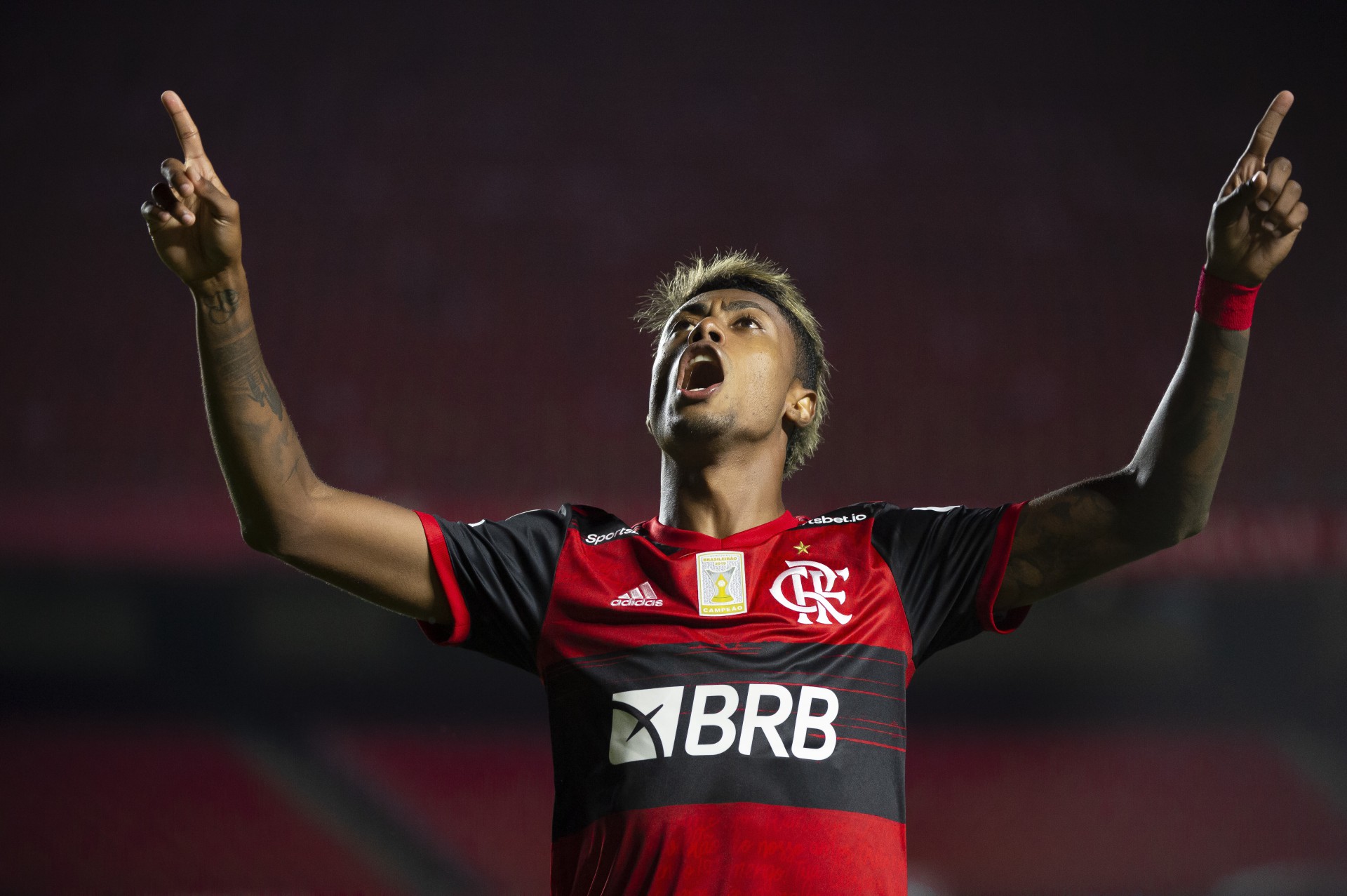 Bruno Henrique marca de cabeça e Flamengo vence Chapecoense na Arena Condá  - TNH1