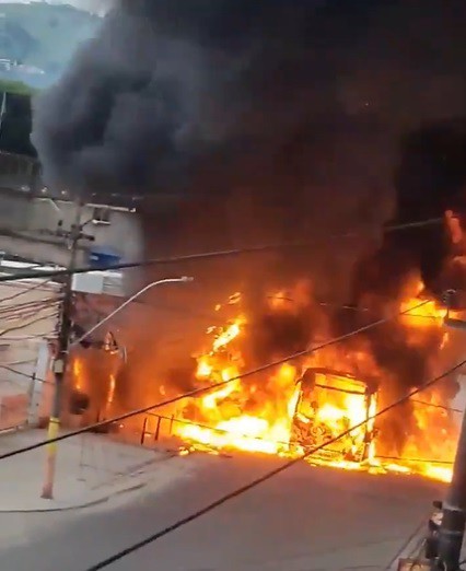 Ônibus é incendiado após confronto entre PMs e traficantes em Belford Roxo