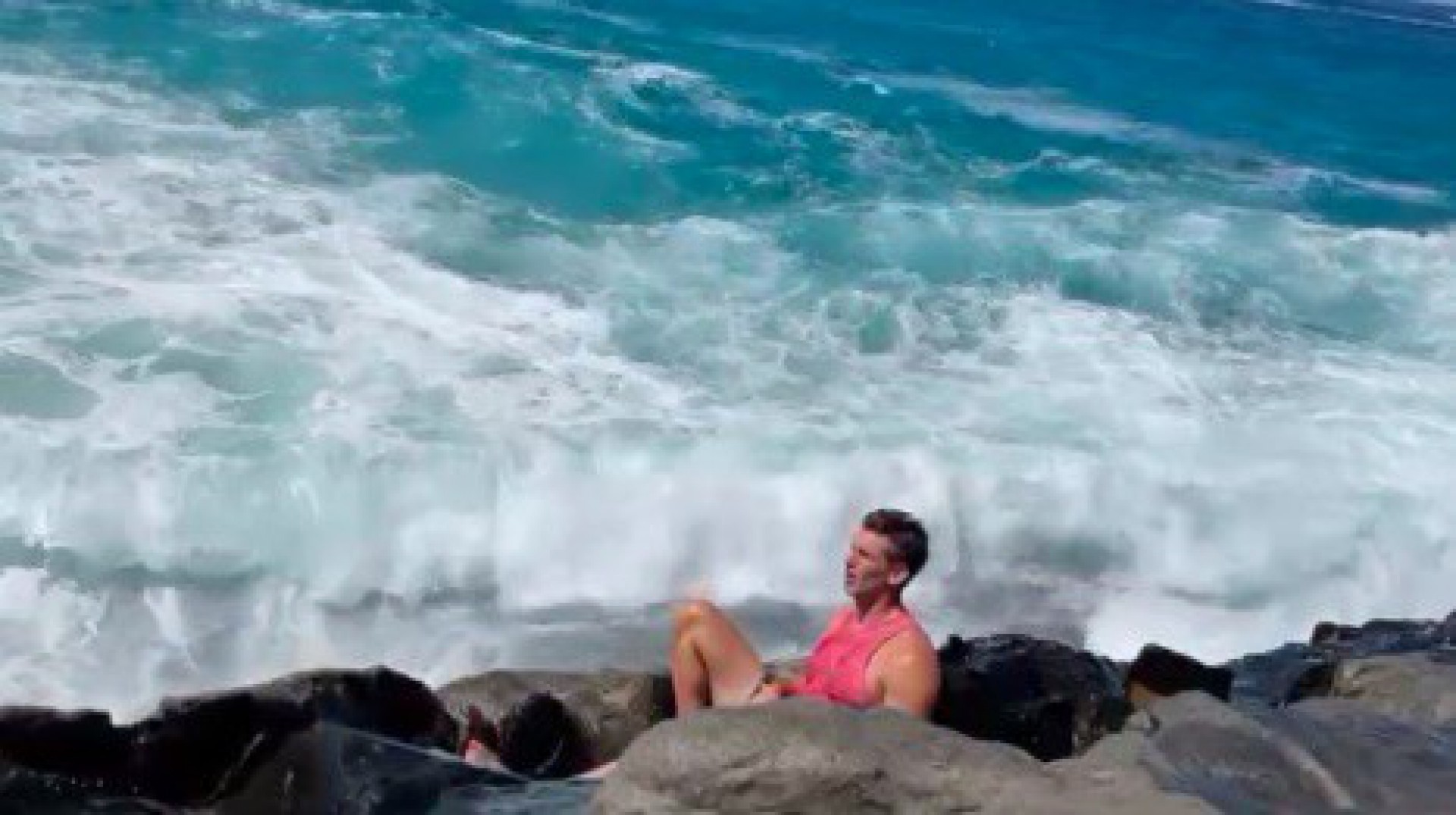 Turista se arrisca para fazer fotos e é arrastado por onda em Arraial do Cabo