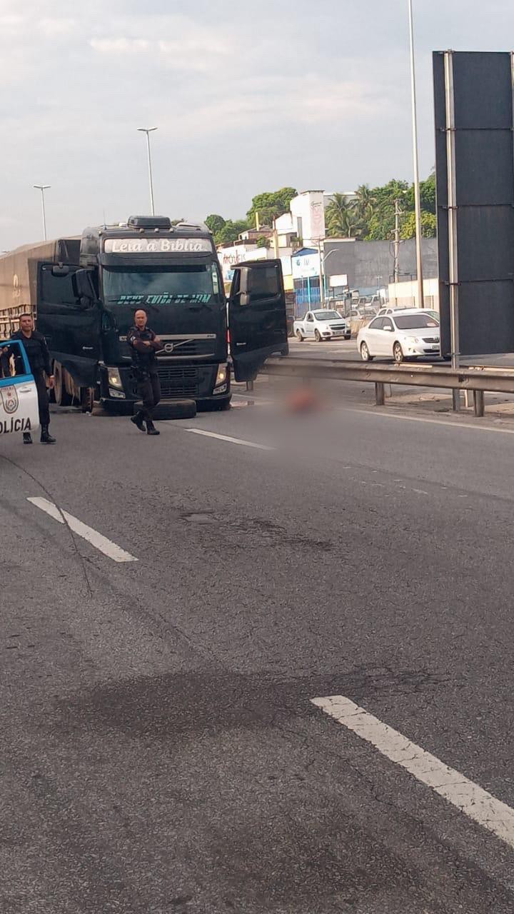 Carreta é roubada e duas pessoas morrem após troca de tiros na Rodovia Washington Luiz