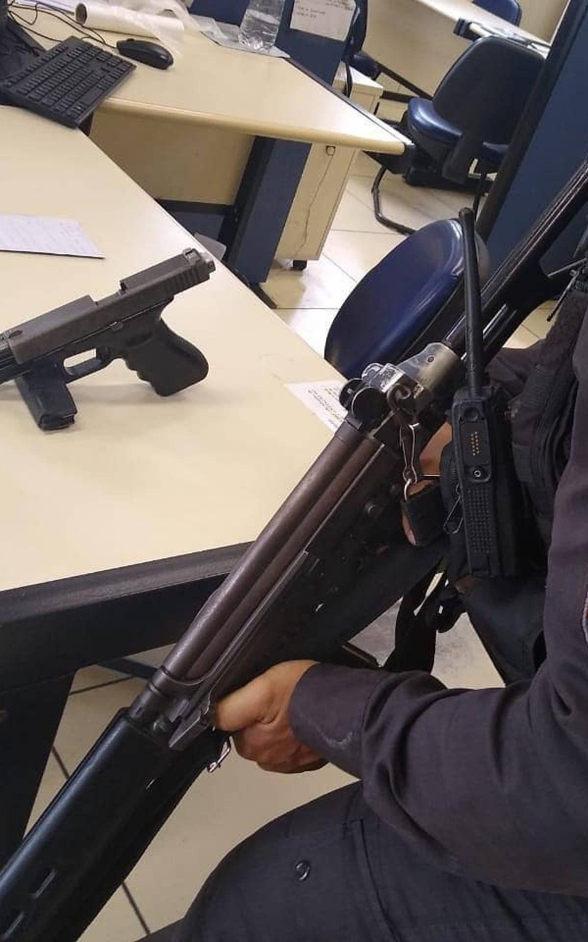 Criminoso morre e outros dois sÃ£o presos em operaÃ§Ã£o da PM em Duque de Caxias