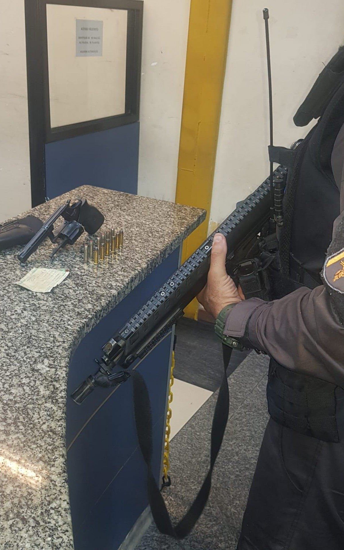 O suspeito, ao perceber que seria abordado, puxou um revólver calibre 38, da marca Taurus.  - Divulgação - 24º BPM