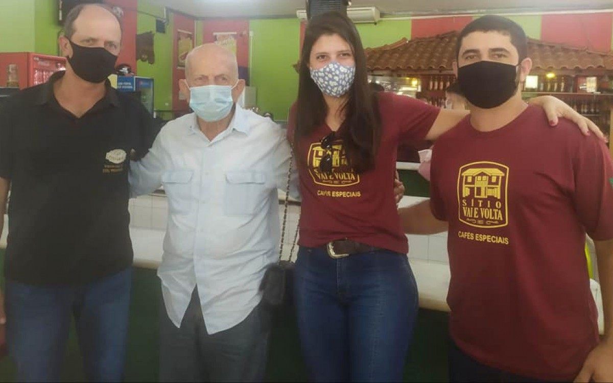 Cafeicultores de Varre-Sai, no Noroeste Fluminense, vencedores do IV Concurso de Caf&eacute;s Especiais do Estado do RJ, receberam os certificados em cerim&ocirc;nia que contou com a presen&ccedil;a do governador em exerc&iacute;cio do RJ e do prefeito.