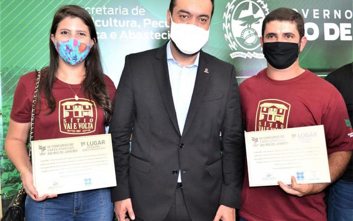 Cafeicultores de Varre-Sai, no Noroeste Fluminense, vencedores do IV Concurso de Caf&eacute;s Especiais do Estado do RJ, receberam os certificados em cerim&ocirc;nia que contou com a presen&ccedil;a do governador em exerc&iacute;cio do RJ, Claudio Castro