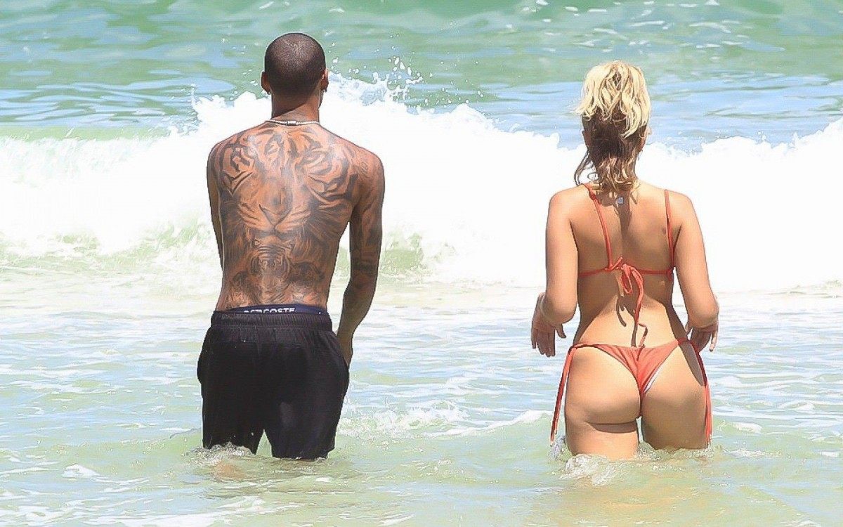 Fotos! Gabi Lopes e MC PK Delas beijam muito em praia do Rio | Celebridades  | O DIA