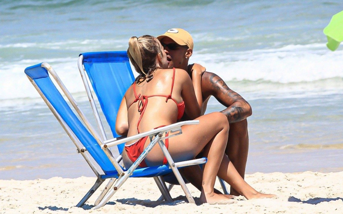 Fotos! Gabi Lopes e MC PK Delas beijam muito em praia do Rio | Celebridades  | O DIA