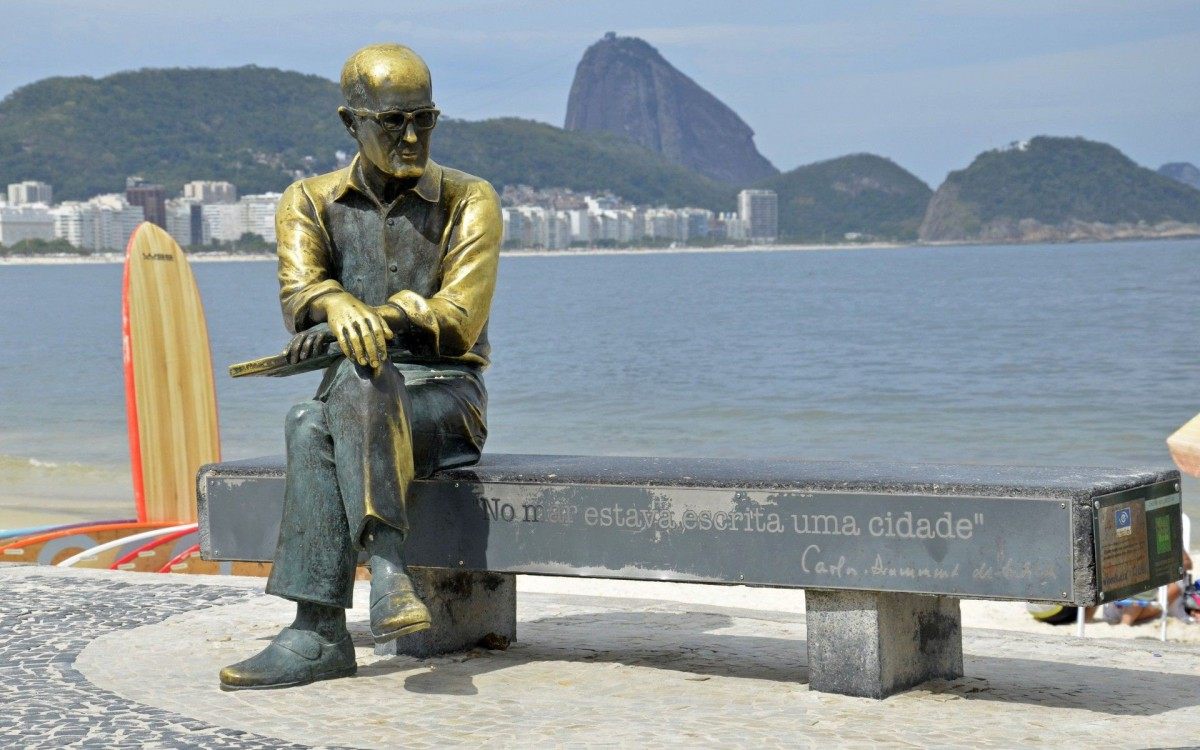Estátua de Carlos Drummond de Andrade no calçadão mais famoso do mundo, o de Copacabana