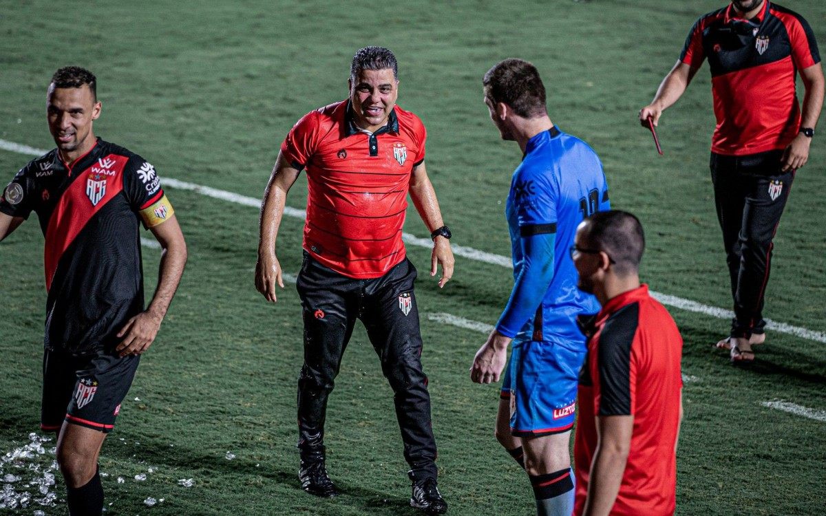 Técnico do Atlético-GO, o carioca Marcelo Cabo, de 54 anos, é um dos nomes avaliados para o lugar de Vanderlei Luxemburgo  - Heber Gomes/Atlético-GO