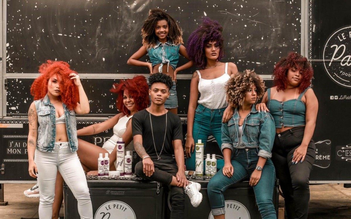 Hemerson da Silva Santos faz a cabeça de suas clientes