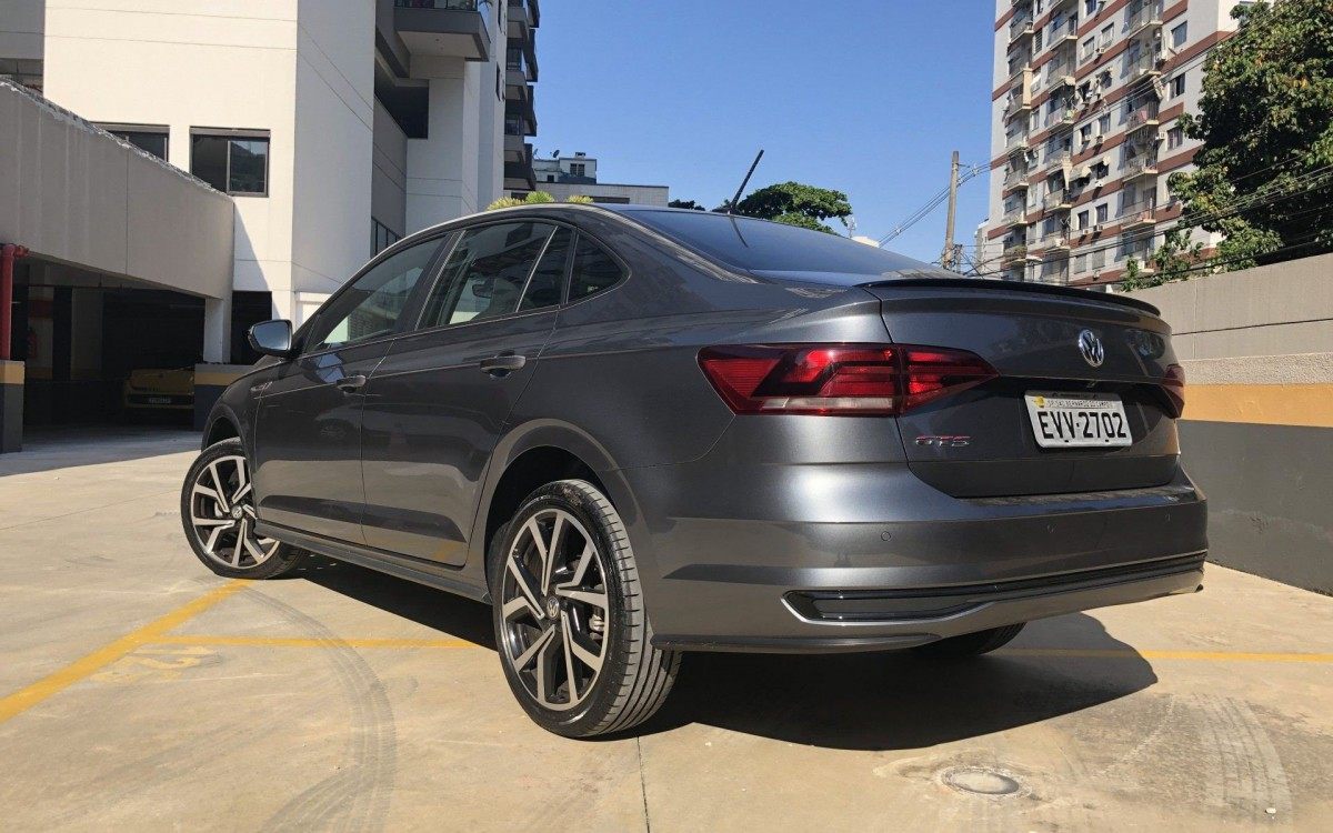 Embora na dianteira faróis sejam de LED, as lanternas do Virtus mesmo na versão GTS têm apenas iluminação tradicional