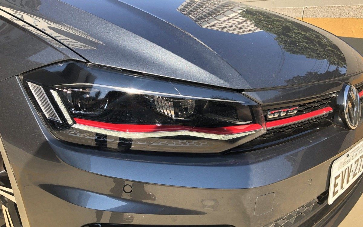 Detalhe vermelho nos faróis e grade dianteira do Virtus GTS dão toque agressivo ao modelo
