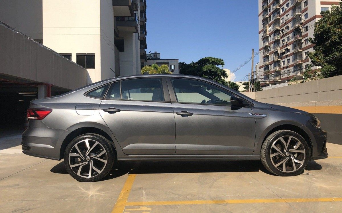 Retrovisor da versão GTS tem acabamento em preto black piano