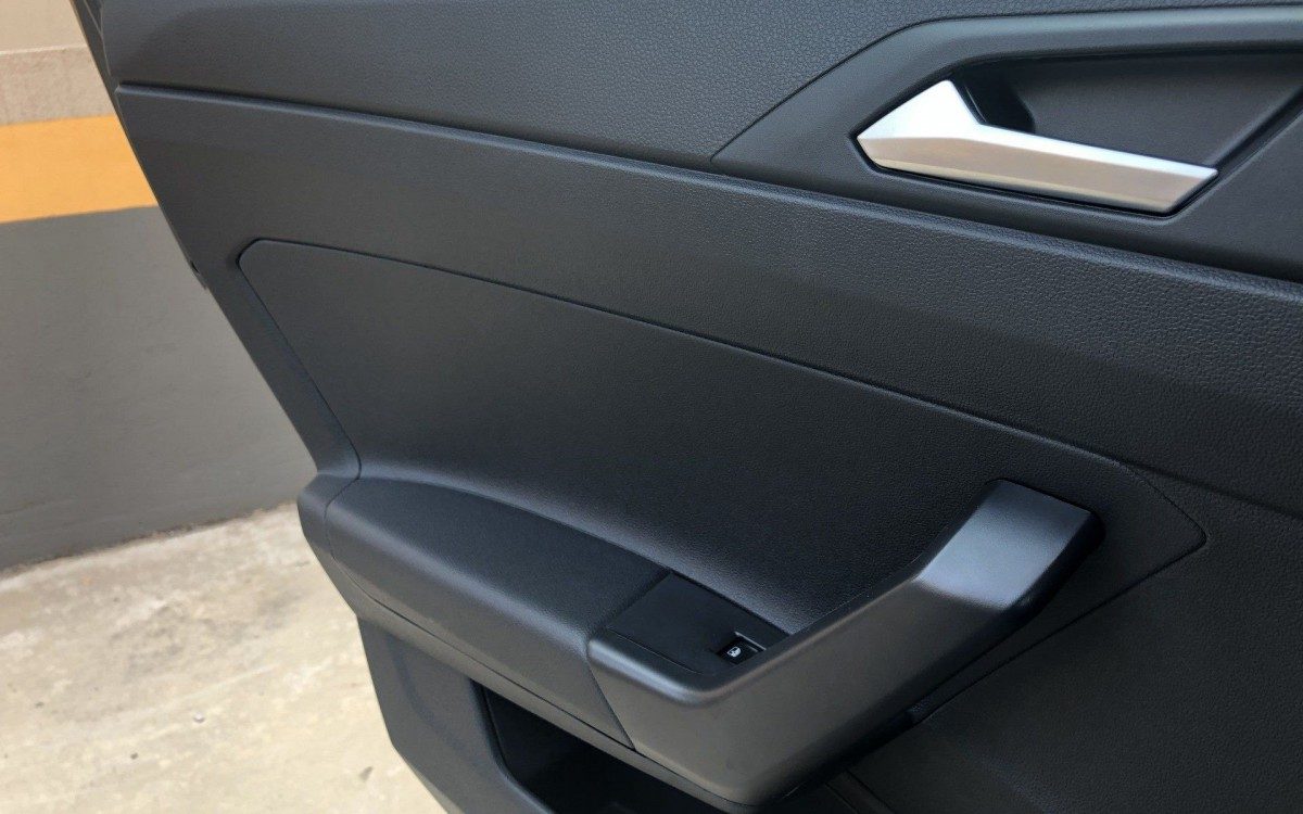 Acabamento do painel de porta traseiro é mais simples que o dianteiro, sem acabamentos em plástico metalizado e tecido.