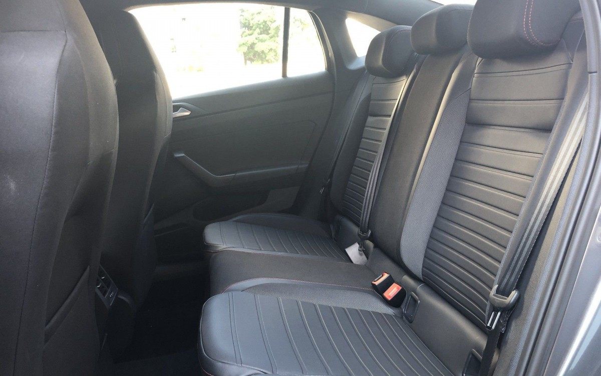 Entre-eixos de 2,65 metros do Virtus garante espaço de sobra para quem vai atrás e na frente no Virtus