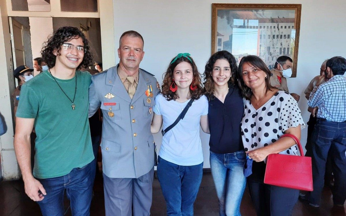 
Tenente-coronel Joelson e família na solenidade no 5° GBM.