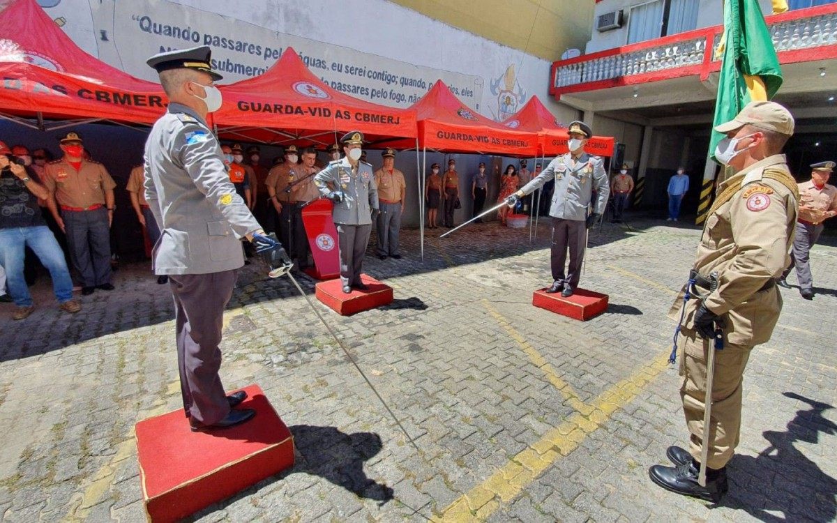 Troca de comando do 5° GBM; tenente-coronel Joelson de Oliveira substituiu o coronel Charbio Guijarro.