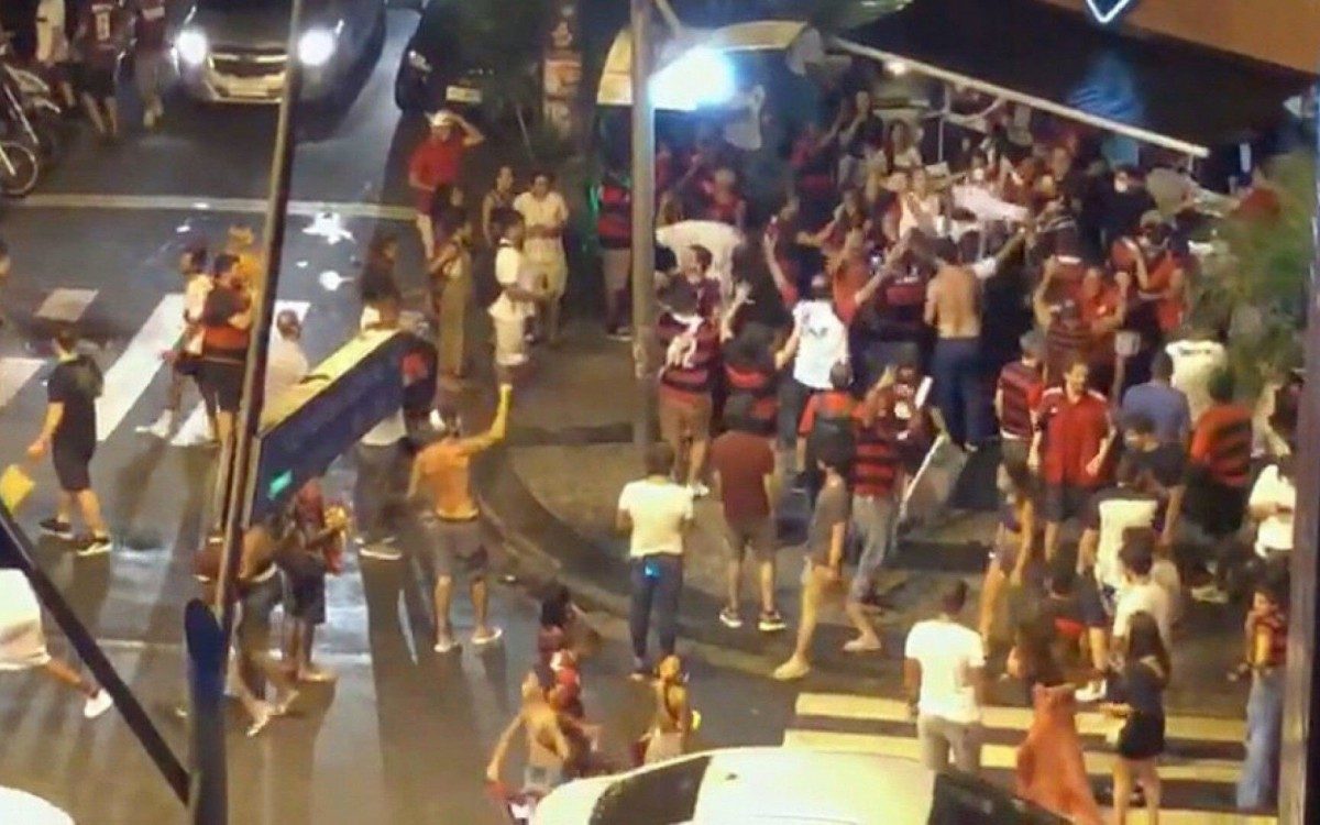 Aglomeração de rubro-negros no Leblon 

