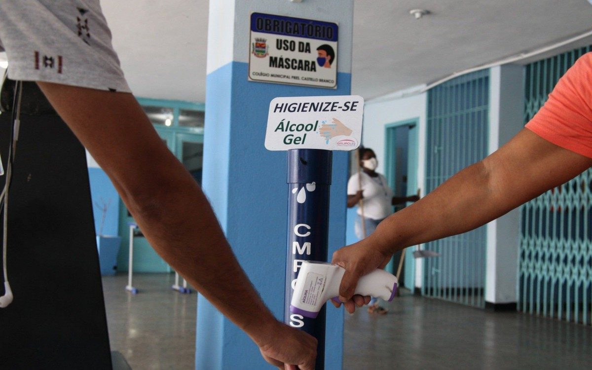 Para aqueles que não preferirem voltar ao modo presencial neste momento, as aulas serão mantidas somente de maneira remota, como vem acontecendo desde 8 de fevereiro. Os professores com mais de 60 anos ou com comorbidades comprovadas por meio de laudo técnico vão seguir no sistema remoto - Divulgação