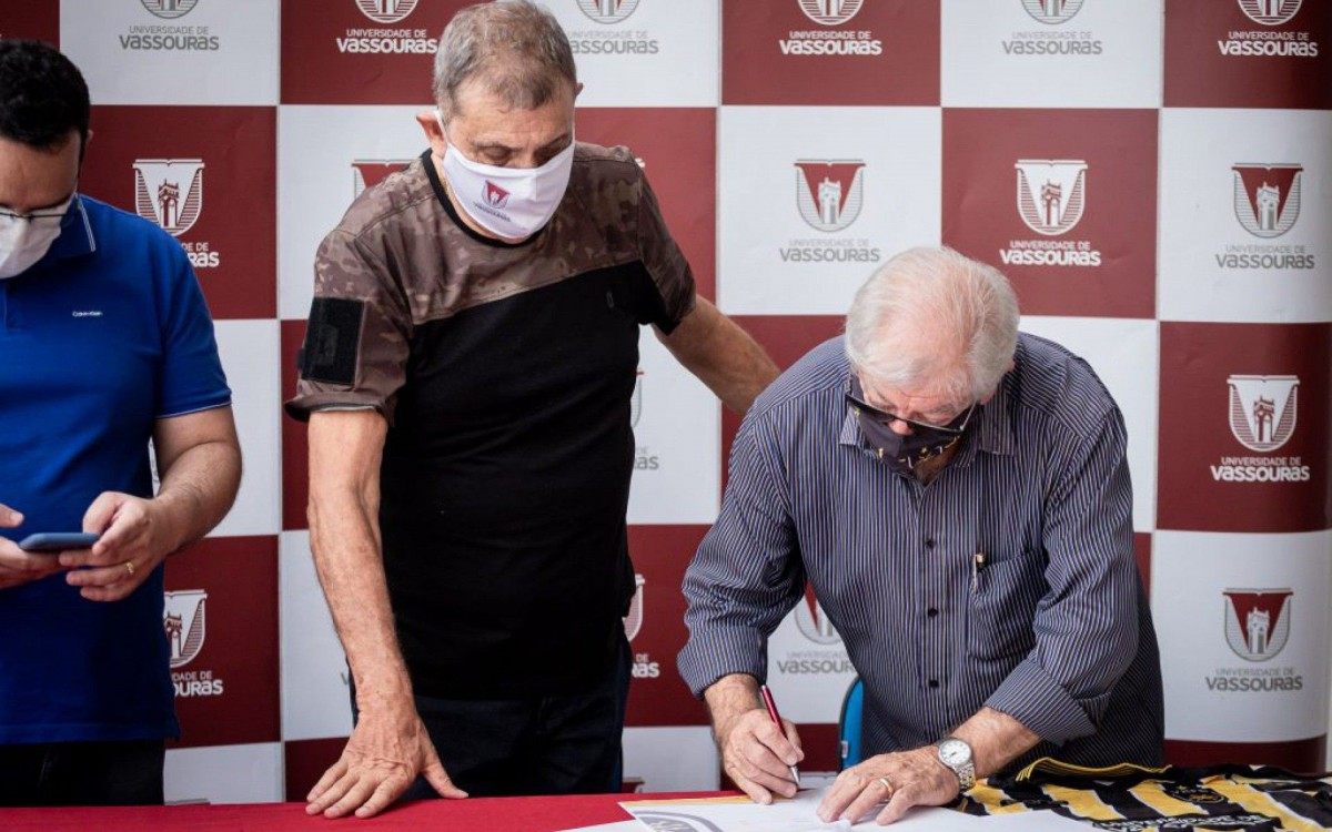 Presidente Flávio Horta assinando o contrato de patrocínio com a Universidade de Vassouras - Divulgação/ VRFC