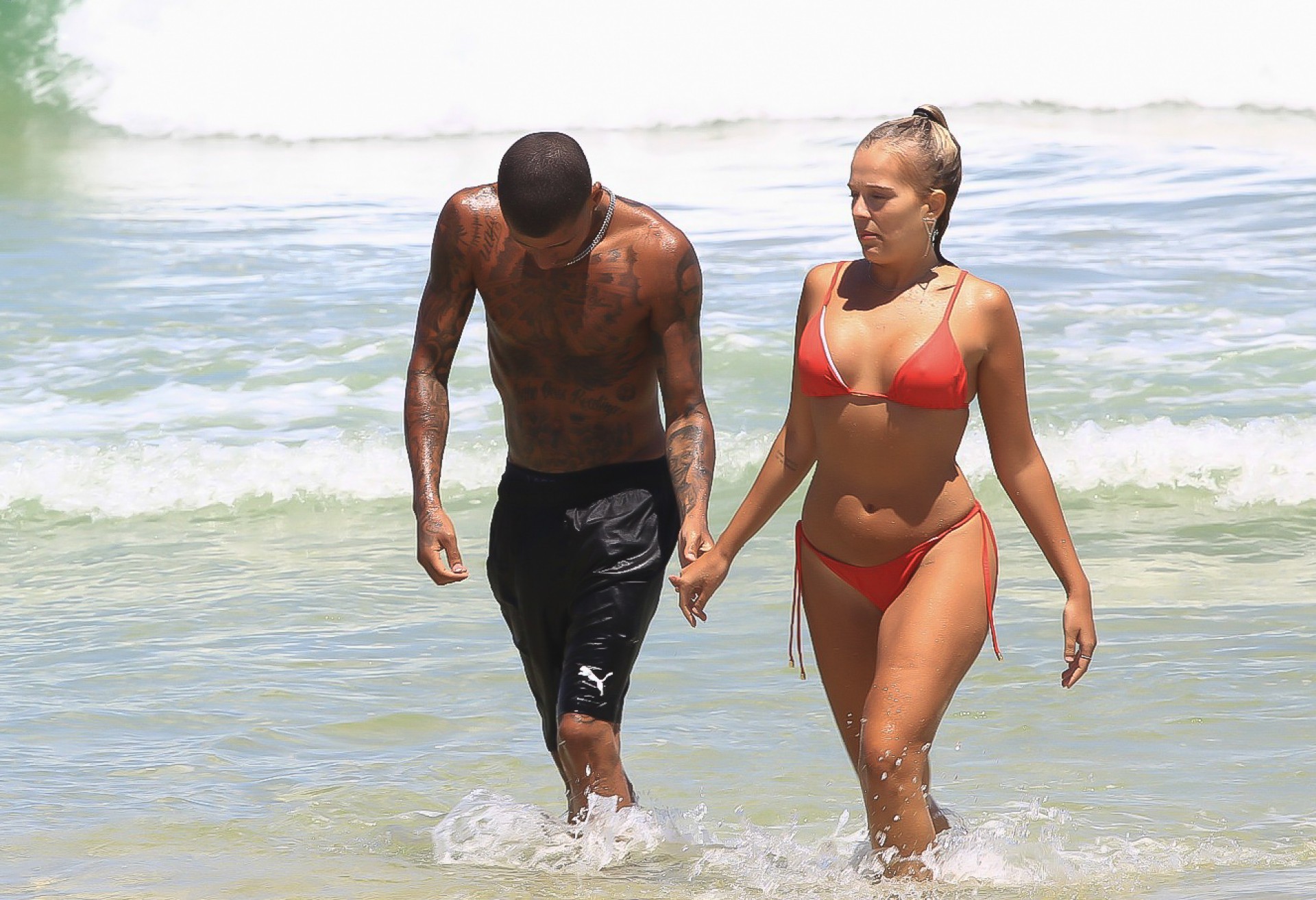 Fotos! Gabi Lopes e MC PK Delas beijam muito em praia do Rio