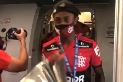 Vídeo! Delegação do Flamengo chega ao Rio de Janeiro após conquista do Brasileiro