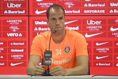 Tem vaga? Ex-goleiro do Flamengo deve deixar o Internacional e está no radar de clubes brasileiros