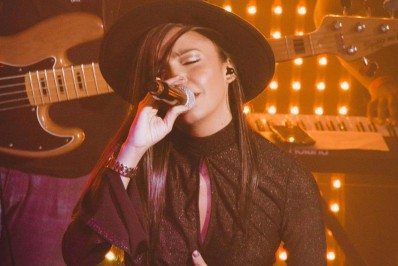 Cantora lança música que resgata a autoestima em mulheres