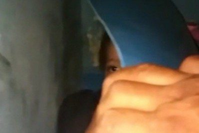 Polícia resgata criança de três anos presa dentro de um barril